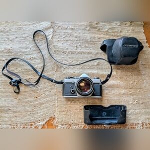 OLYMPUS OM-1 35 mm Camera READ